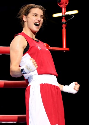 Irlandesa Katie Taylor comemora vitória para a Irlanda, em um "clássico" contra o Reino Unido no boxe
