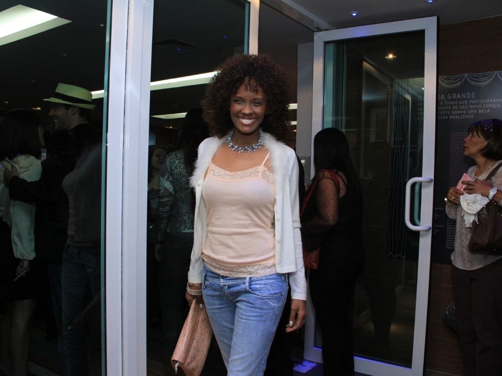 Isabel Fillardis vai a estreia da peça "A Partilha" de Miguel Falabella, no teatro "Oi Casagrande", no Leblon (6/8/12) - Marcello Sá Barretto, Graça Paes e Thyago Andrade/Foto Rio News