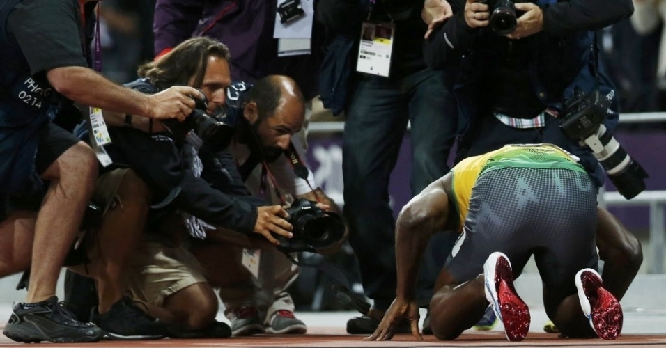 Jamaicano Usain Bolt beija pista do Estádio Olímpico de Londres, após conquistar a medalha de ouro na prova dos 100 m rasos