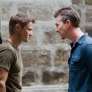 Jeremy Renner e Edward Norton em cena de "O Legado Bourne" - Divulgação