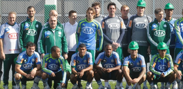 Jogadores, alguns de capacete, posam para a foto oficial da primeira visita do elenco - Fernando Donasci/UOL