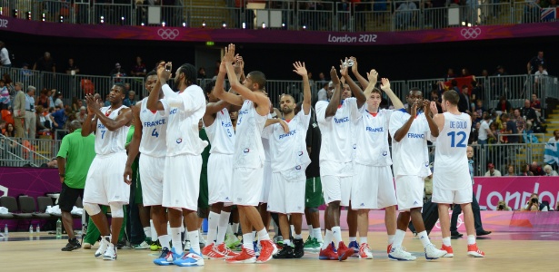 Jogadores da seleção francesa de basquete comemoram vitória sobre a Nigéria