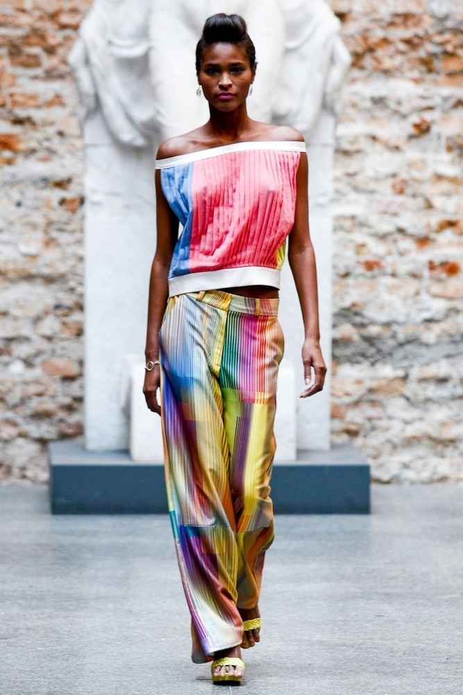 Mario Queiroz desfila coleção Verão 2013 na Pinacoteca, em São Paulo (06/08/2012) - look 1 - Alexandre Schneider/UOL