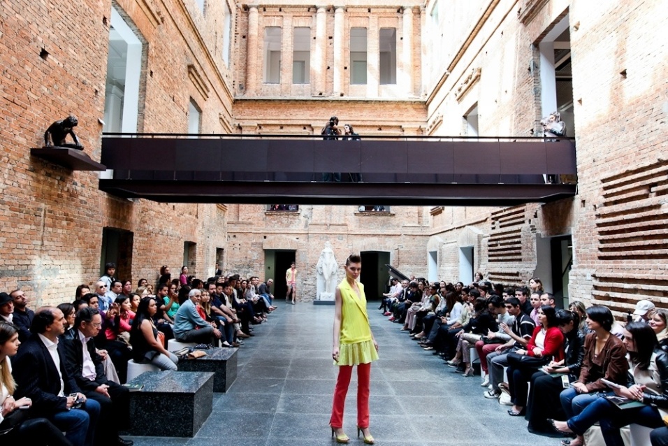 Mario Queiroz desfila coleção Verão 2013 na Pinacoteca, em São Paulo (06/08/2012) - look 7 - Alexandre Schneider/UOL