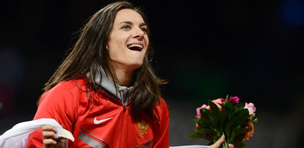 Isinbayeva sorri após receber um buquê de flores ao terminar em 3º na final do salto com vara em Londres