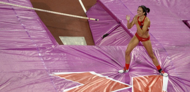 Norte-americana Jennifer Suhr é a atual campeã olímpica do salto com vara - AFP PHOTO / ANTONIN THUILLIER