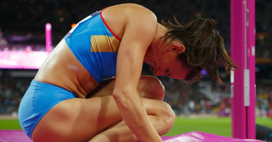 Russa Yelena Isinbayeva lamenta erro em final olímpica do salto com vara, que lhe custou a disputa pela medalha de ouro 