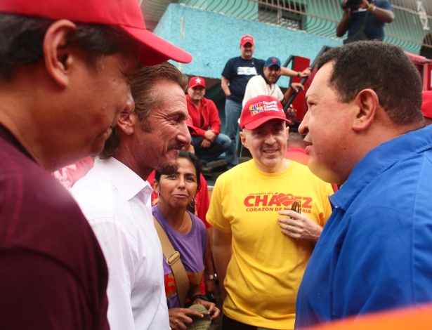 Sean Penn conversa com Hugo Chávez durante comício na Venezuela (5/8/12)