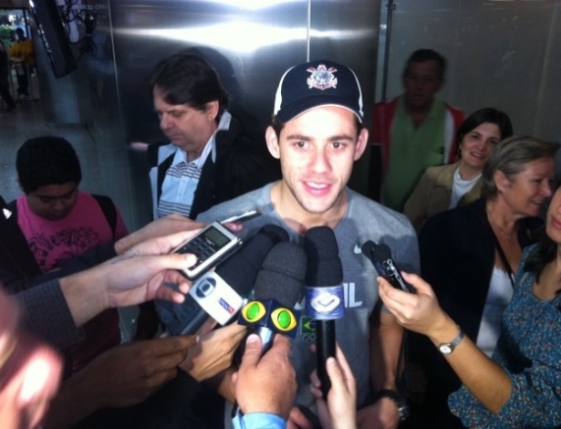 Thiago Pereira concede entrevistas durante desembarque no Brasil após prata em Londres
