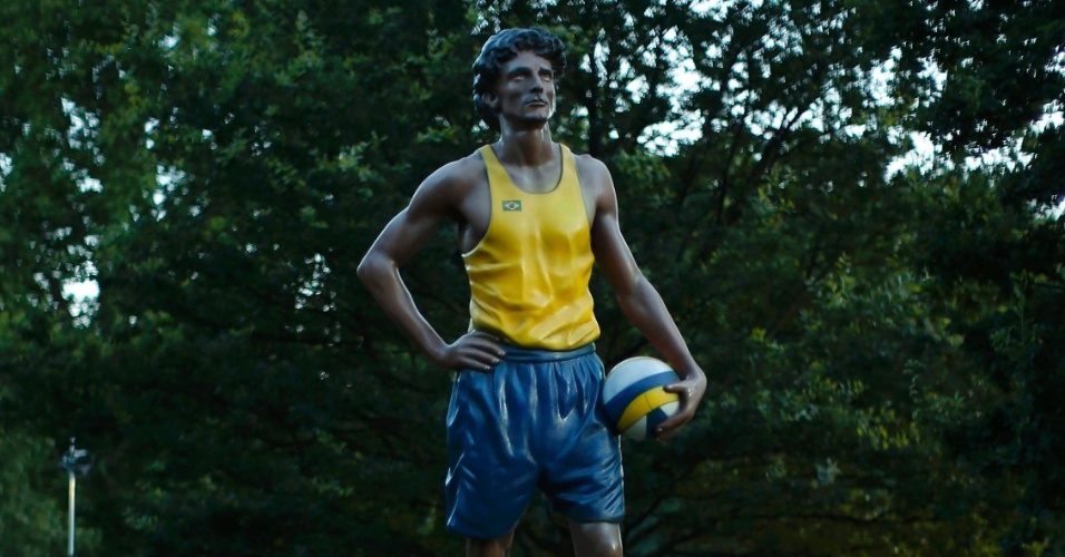 Torcedor fotografa estátua do brasileiro Emanuel, atleta do vôlei de praia, descrita no pedestal como "herói do esporte"