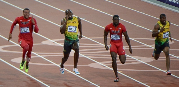 Usain Bolt acelera para ultrapassar Justin Gatlin (2º da dir. para esq,) e conquistar o bicampeonato olímpico