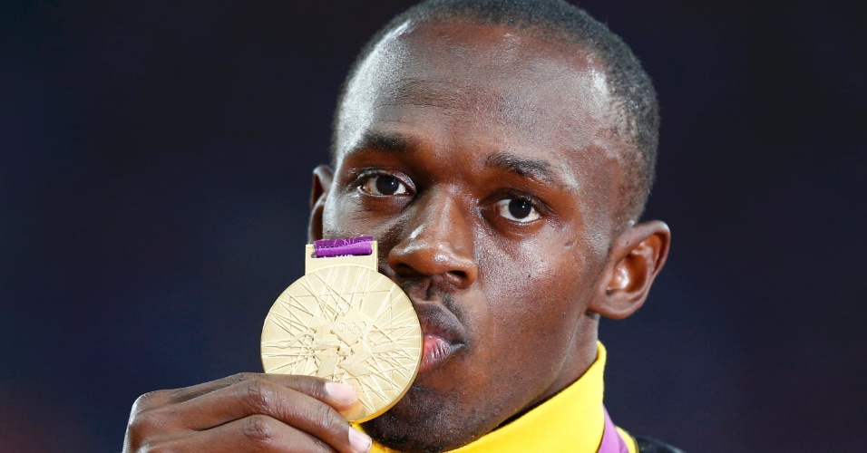 Usain Bolt beija medalha de ouro conquistada na final dos 100 m rasos em Londres