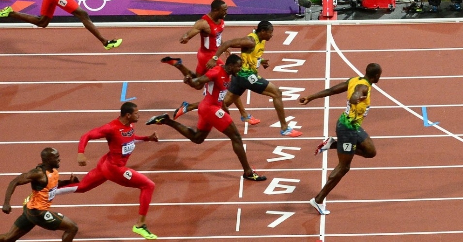 Usain Bolt cruza a linha de chegada, iguala feito de Carl Lewis e se torna bicampeão olímpico dos 100 m rasos