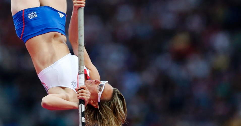 Vanessa Boslak, da França, salta durante a final do salto com vara no Estádio Olímpico de Londres