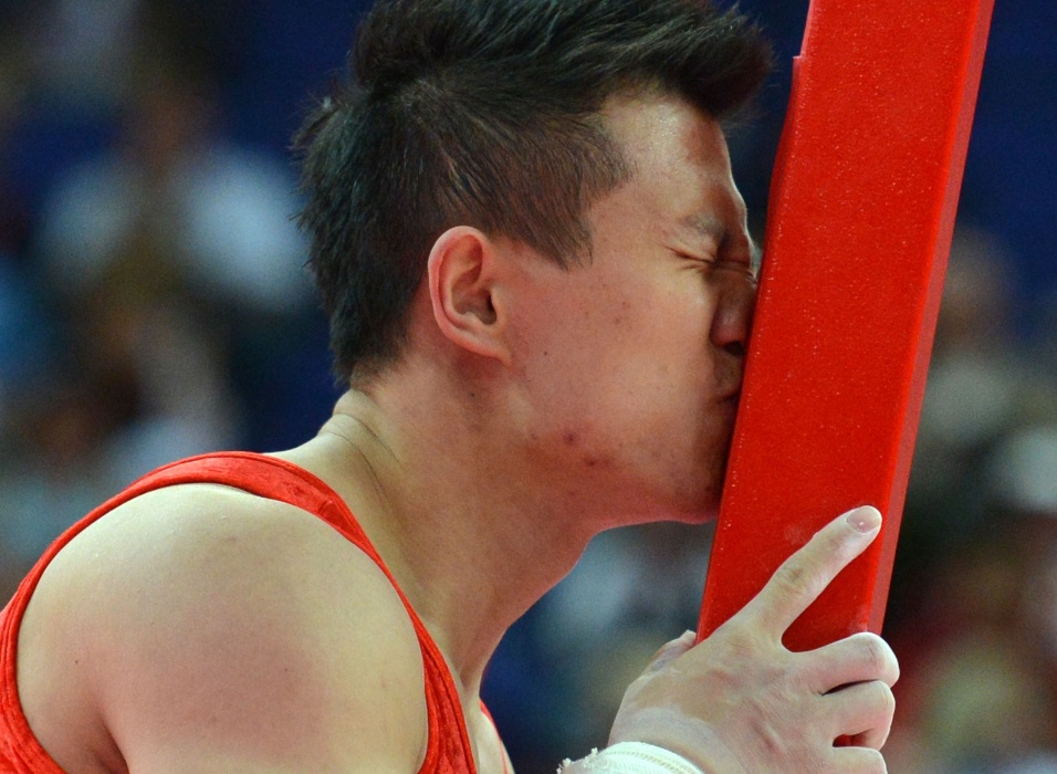 Yibing Chen beija o suporte das argolas; o chinês era favorito, mas foi superado pelo brasileiro Arthur Zanetti e ficou com a prata