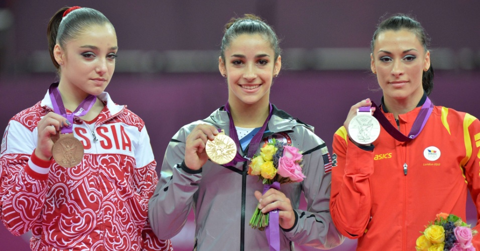 Aliya Mustafina (e), Alexandra Raisman (c) e Catalina Ponor mostram as medalhas de bronze, ouro e prata, respectivamente, conquistadas na final de solo