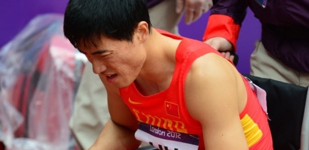 Após queda, chinês Liu Xiang precisou deixar o estádio Olímpico de cadeira de rodas