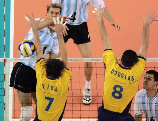 Argentino Milinkovic encara o bloqueio dos brasileiros Giba (e) e Douglas em jogo da Olimpíada de Sydney