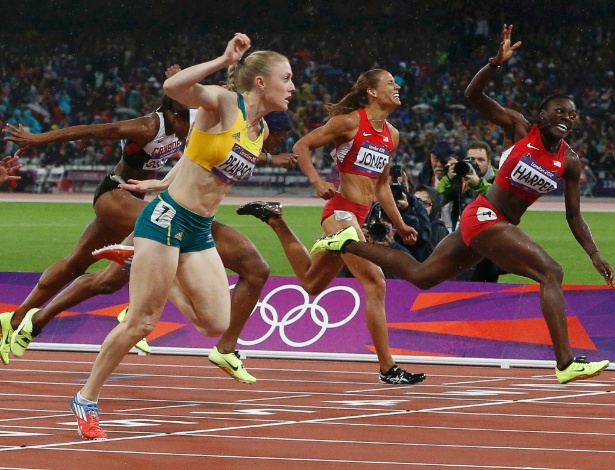 Australiana Sally Pearson e norte-americana Dawn Harper cruzam praticamente ao mesmo tempo a linha de chegada da final olímpica dos 100 m com barreiras
