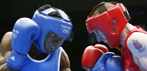Boxeador Thomas Essonba, de azul, é um dos atletas camaroneses que desertaram em Londres