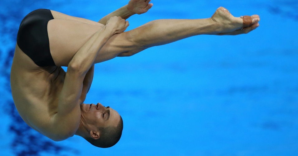Brasileiro Cesar Castro realiza salto em semifinal do trampolim de 3m dos Jogos Olímpicos. Ele foi eliminado