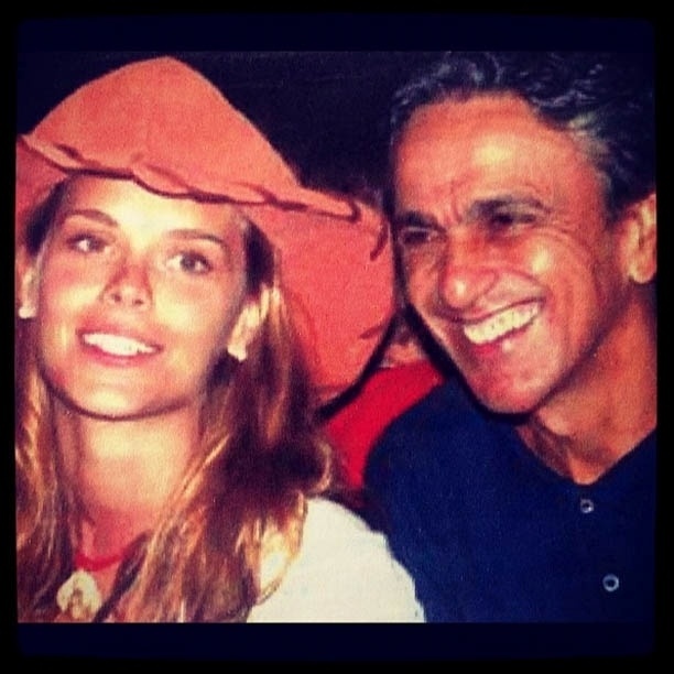 Carolina Dieckmann mostra foto antiga ao lado de Caetano Veloso (7/8/2012)