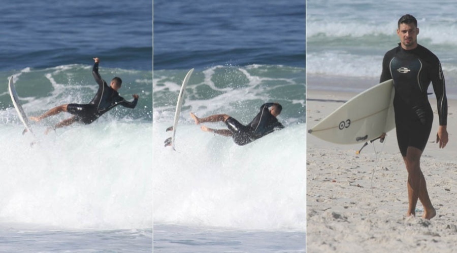 Cauã Reymond cai da prancha ao surfar em praia da zona oeste do Rio (7/8/2012)