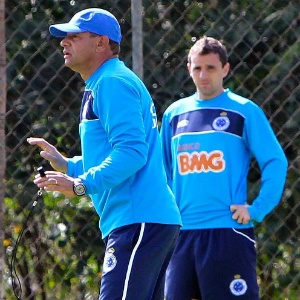 Celso Roth comandou treino nesta terça-feira, véspera do confronto com o Santos na Vila Belmiro - Denilton Dias/Vipcomm