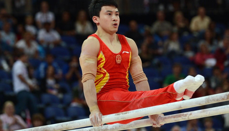 Chinês Feng Zhe se apresenta na final de barras paralelas no último dia da ginástica artística em Londres; ele ficou com a medalha de ouro