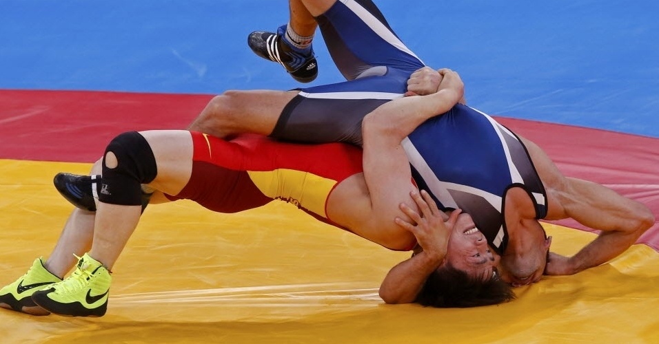 Chinês Jiang Sheng "amassa" o rosto do Ivo Serafimov Angelov durante disputa de repescagem na luta olímpica