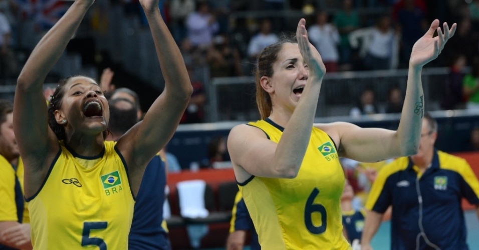 Emocionadas, Adenizia (esq) e Thaisa comemoram com torcida vitória do Brasil