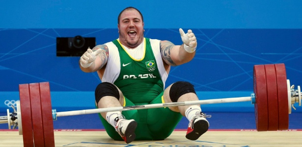 Fernando Saraiva Reis sorri ao cair em tentativa de levantar 186kg na prova de arranque