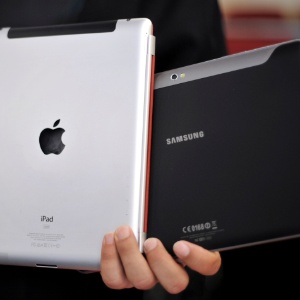 iPad, da Apple, próximo a um Galaxy Tab, da Samsung - Sascha Schuermann/AP