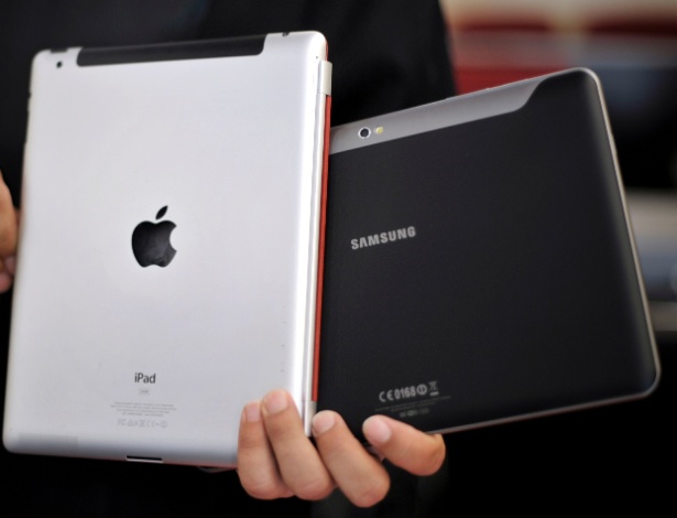 Foto mostra iPad, da Apple, próximo a um Galaxy Tab, da Samsung - Sascha Schuermann/AP