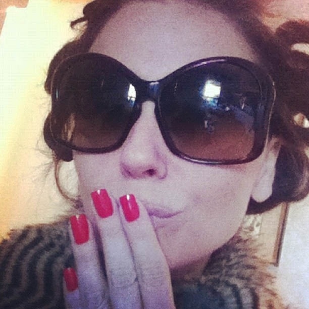 Giovanna Antonelli mostra foto em que aparece com as unhas vermelhas (7/8/2012)
