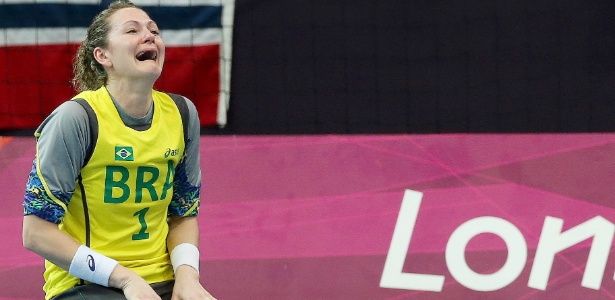 Goleira Chana chora após término do jogo contra a Noruega, que eliminou o Brasil da Olimpíada