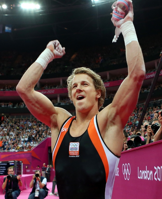 Holandês Epke Zonderland comemora a conquistar a medalha de ouro na final da barra fixa