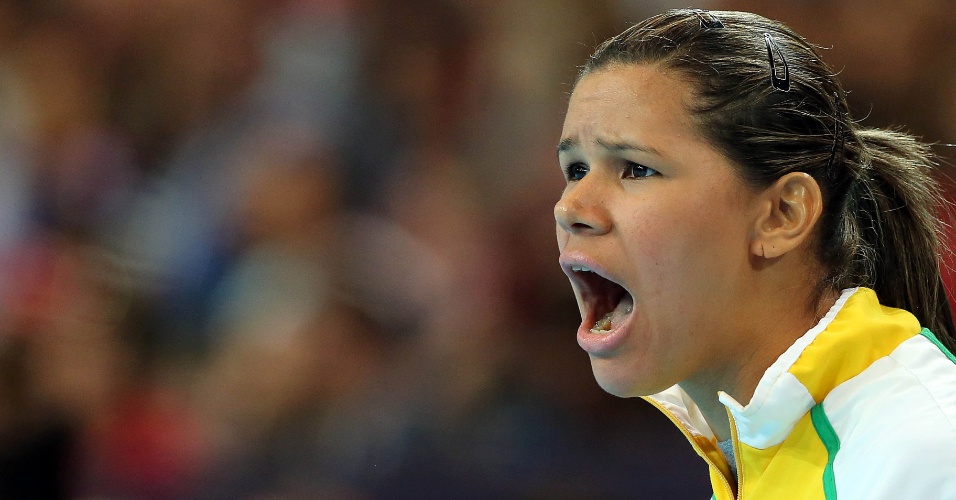 Jogadora brasileira incentiva rivais em quadra em duelo contra a Noruega nas quartas de final dos Jogos Olímpicos