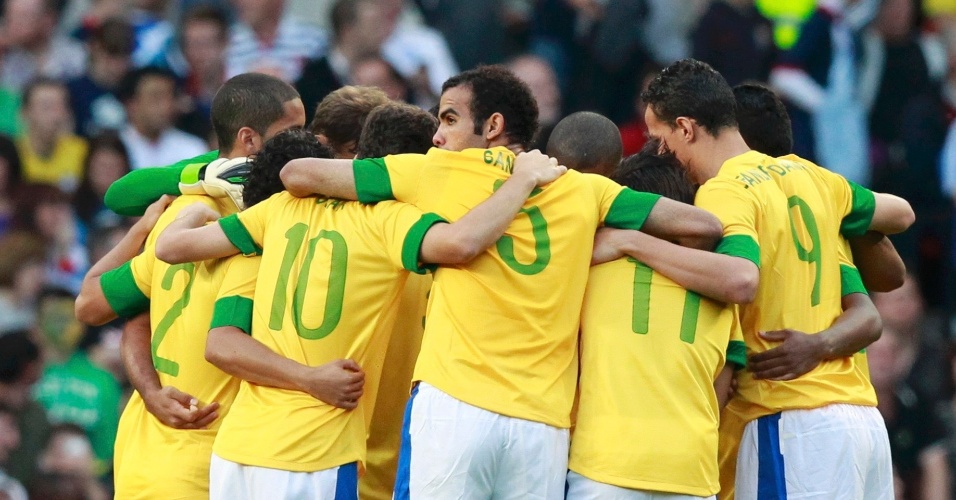 Jogadores da seleção brasileira se reúnem antes do início da partida contra a Coreia do Sul, pelas semifinais dos Jogos