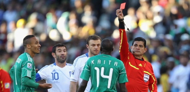 Kaita, da Nigéria, foi expulso em partida da Copa de 2010 contra a Grécia - Getty Images