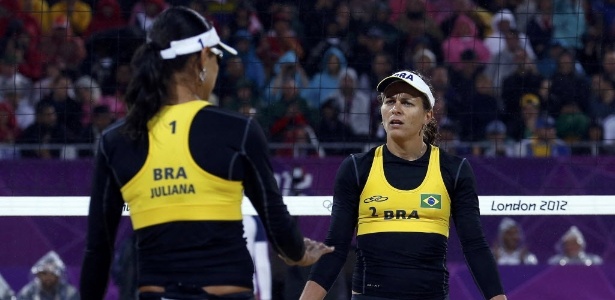 Larissa reclama com Juliana durante derrota das brasileiras para April Ross e Jennifer Kessy
