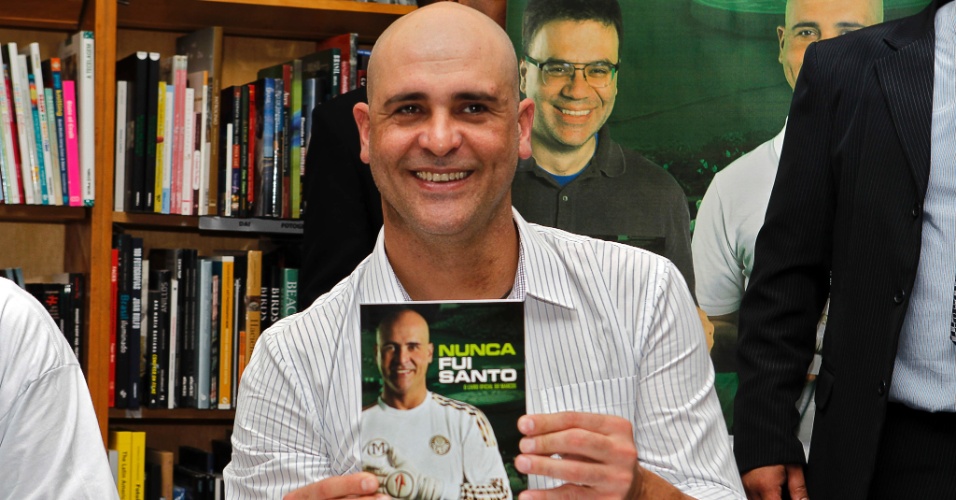 Marcos posa com exemplar de sua biografia no lançamento do livro em São Paulo
