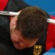 Campeão em Pequim no levantamento de peso falha em tentativa e é atingido no pescoço por barra de 196 kg - REUTERS/Grigory Dukor 