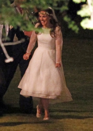 Natalie Portman casa-se em cerimônia judaica e usa um tradicional vestido da grife Rodarte (4/8/12)