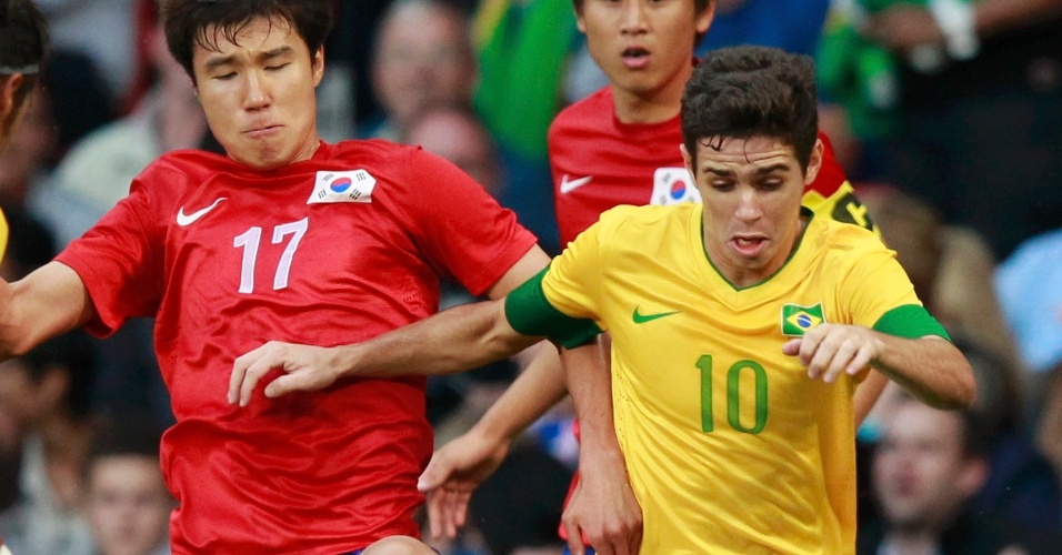 Oscar tenta escapar da marcação dos adversários sul-coreanos durante a semifinal dos Jogos de Londres