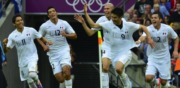Peralta (nº9) é acompanhado pelos companheiros para comemorar o gol da virada mexicana sobre o Japão