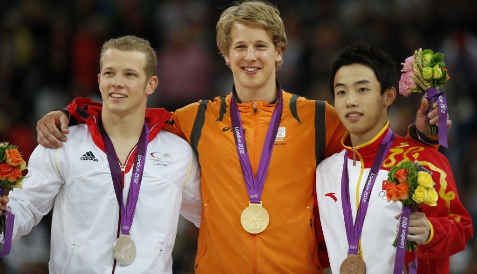 Pódio da barra fixa com Fabian Hambuchen (e), Epke Zonderland (c) e Zou Kai, medalhistas de prata, ouro e bronze, respectivamente