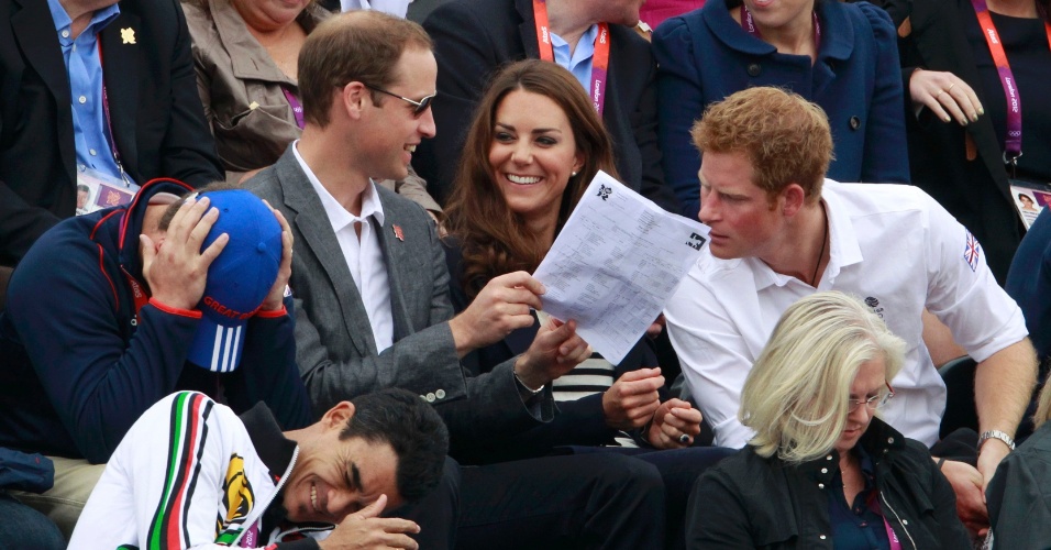 Príncipe William, Kate Middleton e Príncipe Harry conversam durante prova do hipismo no Greenwich Park