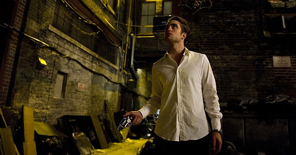 Robert Pattinson empunha arma em nova imagem do longa "Cosmópolis", que está previsto para estrear em 7 de setembro no Brasil - Divulgação