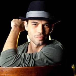 Robson Moura ficou famoso após dar voz a trilha sonora de "Avenida Brasil" (2012)